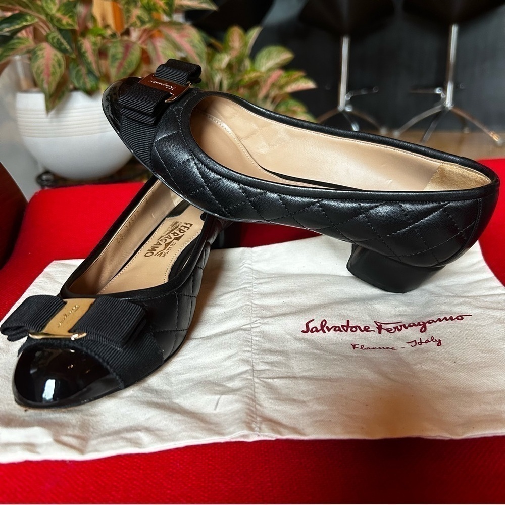 SALVATORE FERRAGAMO Vara Pump Size 6 - Picture 3 of 16
